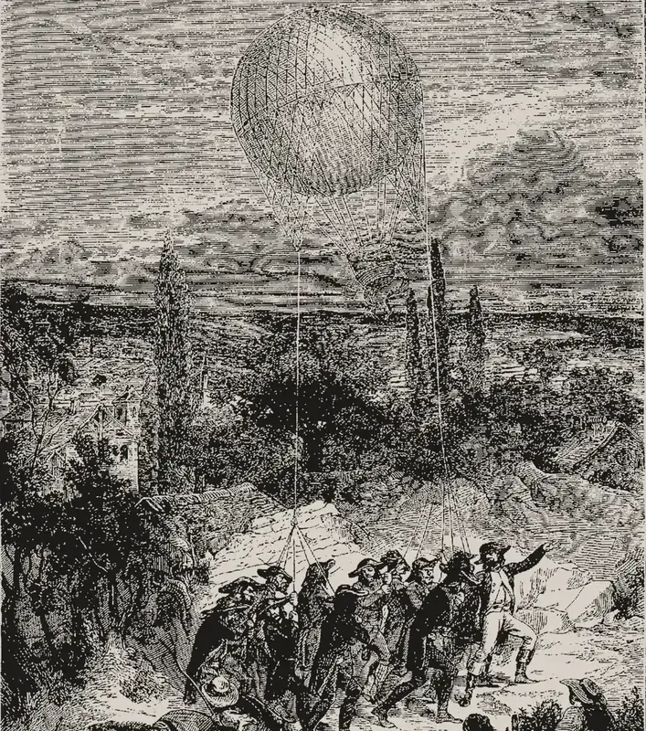 Grabado: un globo esférico cubierto con una red flota sobre un paisaje de colinas, árboles y casas; desde un camino de tierra, un grupo de hombres con sombreros de tres picos lo sujeta con varias cuerdas mientras uno de ellos señala adelante.